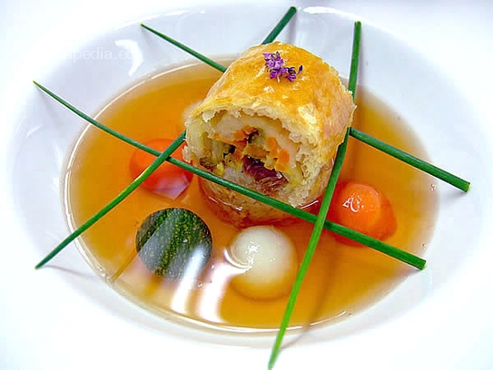 Consommé de légumes avec de la pâte feuilletée croustillante