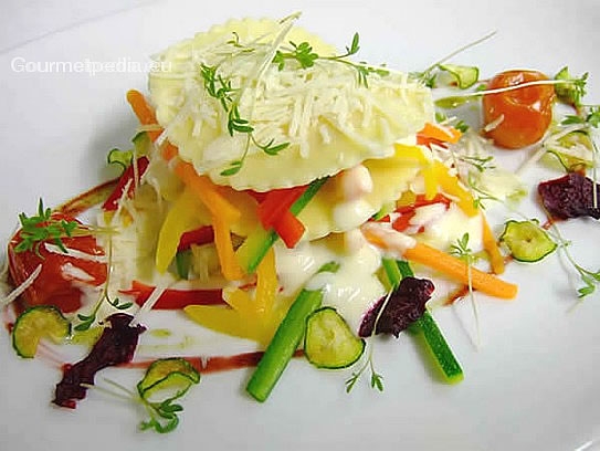 Lasaña de verduras con salsa de queso
