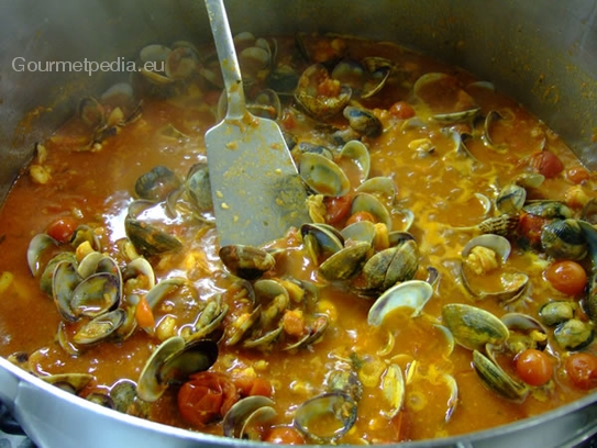 Es können auch Tomaten oder Kirschtomaten aus der Dose zu den Muscheln gegeben werden