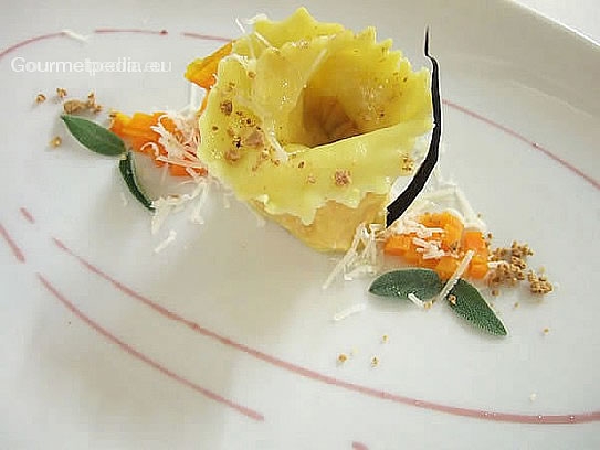 Raviolo con ripieno aromatico alla zucca, burro nocciola, salvia e amaretti