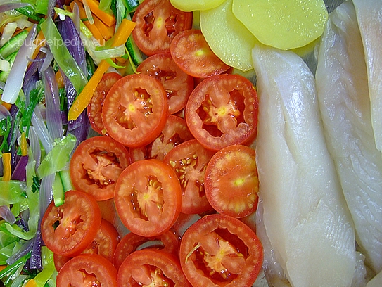 Je nach Belieben auch andere Gemüse und Tomaten für die verschiedenen Fischfilets vorbereiten