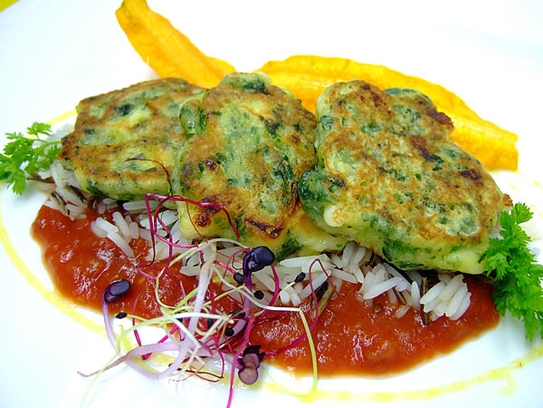 Galettes de épinards et mozzarella sur riz sauvage à la sauce tomate