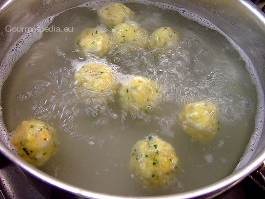 Die Knödel in reichlich Salzwasser einlegen und je nach Größe 8-15 Minuten kochen