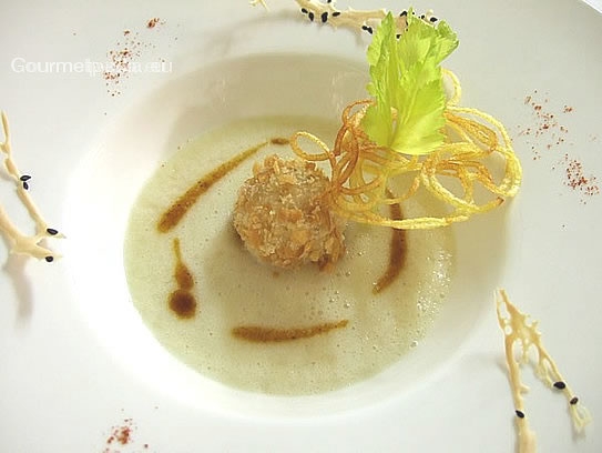 Potage crème de céleri avec quenelle de dinde frite