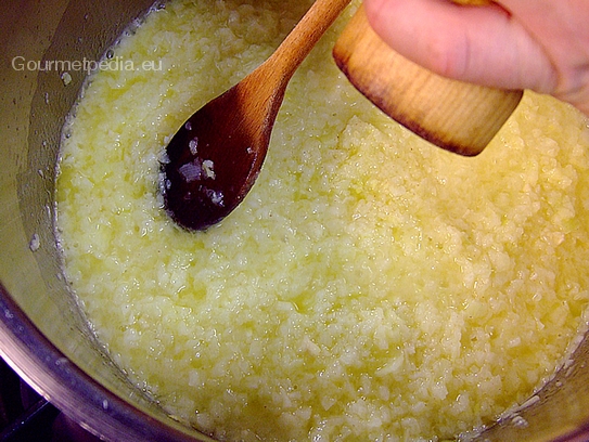 Die Zwiebel glasig dünsten und mit Pfeffer aus der Mühle würzen