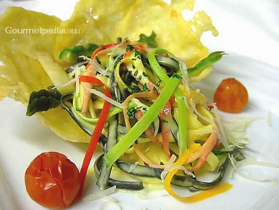 Tagliolinis negros y blancos a la crema de espárragos y juliana de verduras