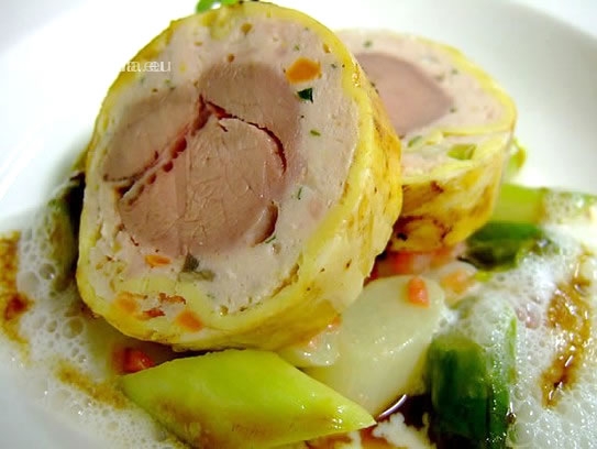 Sucking pig in crêpes and vegetables on sauteed aromatic asparagus
