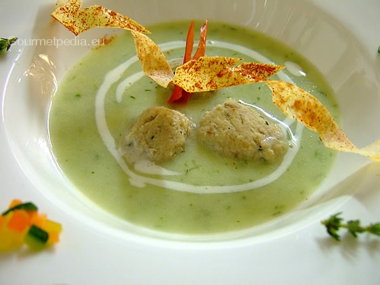 Potage crème aux herbes fraîches avec quenelles de cèpes