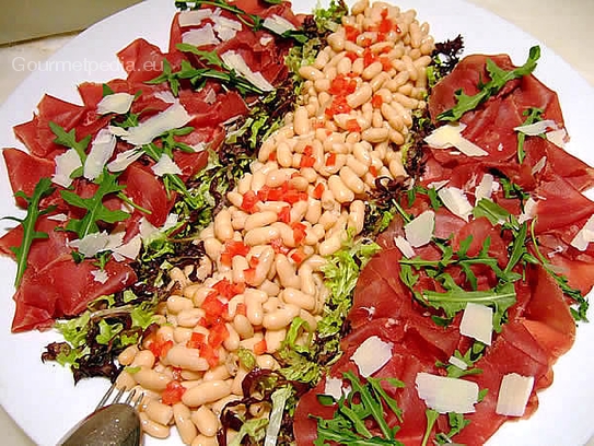 Carne salada aux roquette et parmesan, salade de haricots blancs et tomates