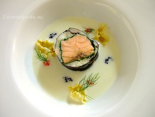 Potage crème de céleri avec paupiette de saumon en bettes