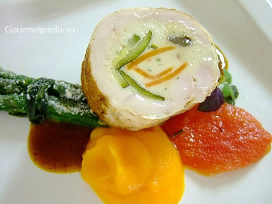 Roulade de turkey of zucchini and carrots with asparagus