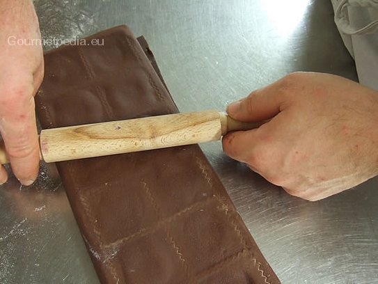 Mit dem Rollholz die Ravioli rollen und somit schneiden