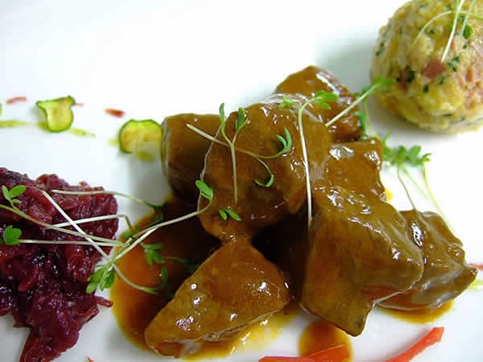 Gulasch de buey a la tirolesa con albóndiga con tocino y col lombarda