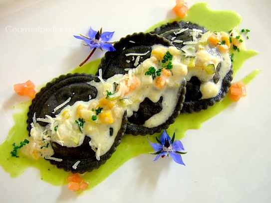 Raviolis noires aux légumes à la sauce au persil