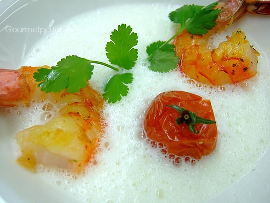 Potage crème de citron vert et coriandre, gambas poêlés au tomate cerise