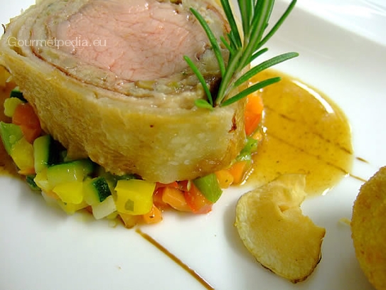 Saddle of veal with yellow boletus mushrooms and raw ham in pastry crust