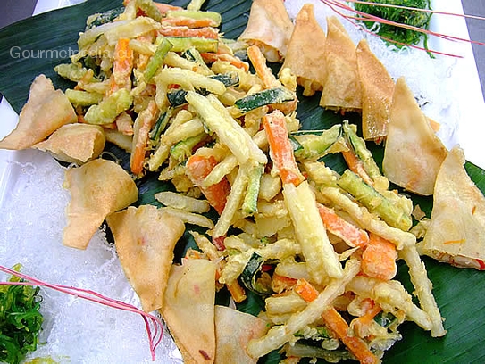 Frittierte Gemüsestäbchen und Taschen auf Bananenblatt