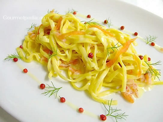 Taglierini alla panna con salmone e pepe rosa