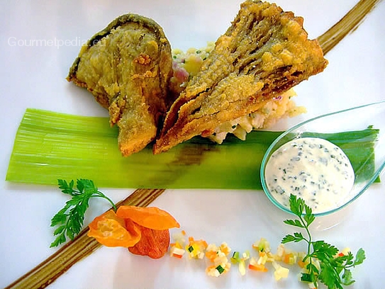 Setas de cardo fritas sobre ensalada de patata marinada con salsa tártara