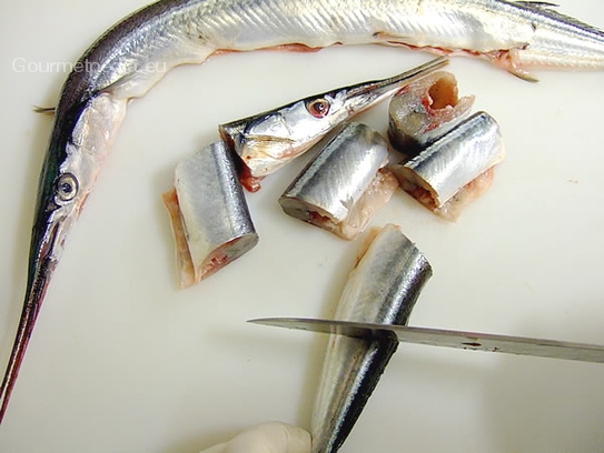 Den Hornhecht unter fließenden kalten Wasser gut abwaschen, in Portionen schneiden und kühl stellen