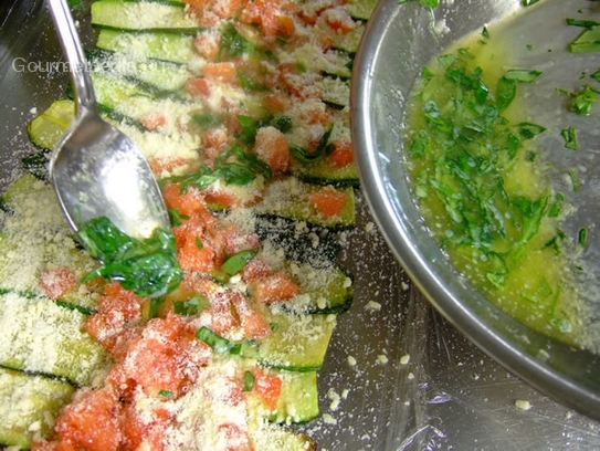 Den Basilikumbutter auf den Tomatenwürfeln verteilen