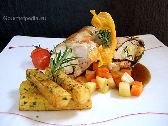 Lombo di coniglio ripieno con jus alla senape, patate al rosmarino e verdure alla contadina