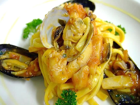 Tallarines con mejillones, chipirones y dados de tomate