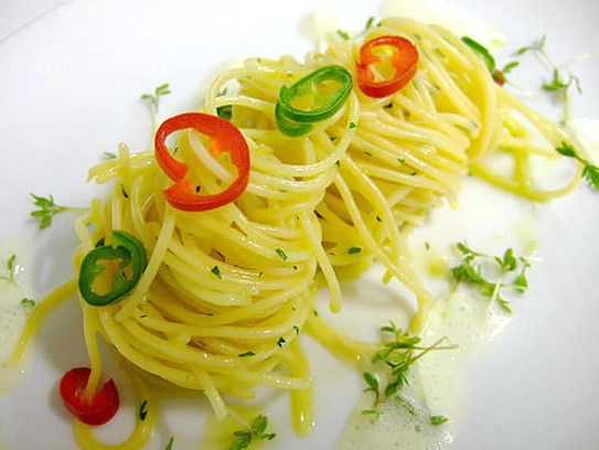 Espagueti (pasta) con salsa de ajo, aceite de oliva y guindilla