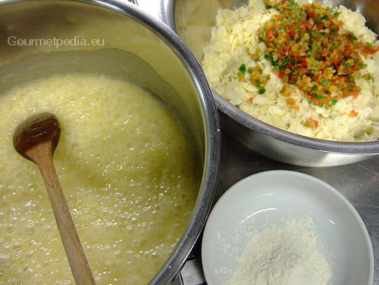 Butter mit Zucker, Glykose, Honig, Sahne und Vanille kochen