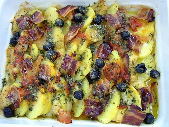 Bacalao al horno con patatas, tomates, aceitunas y tocino