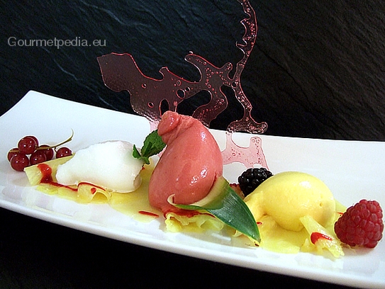 Assortiment de sorbets sur le carpaccio d'ananas