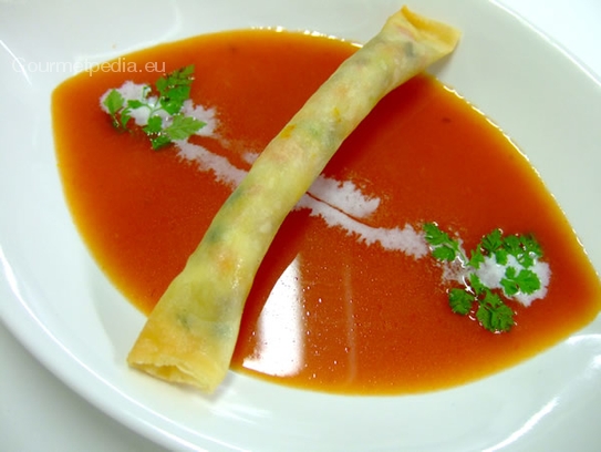 Cream of tomato soup with spring roll of vegetables aromatized with basil