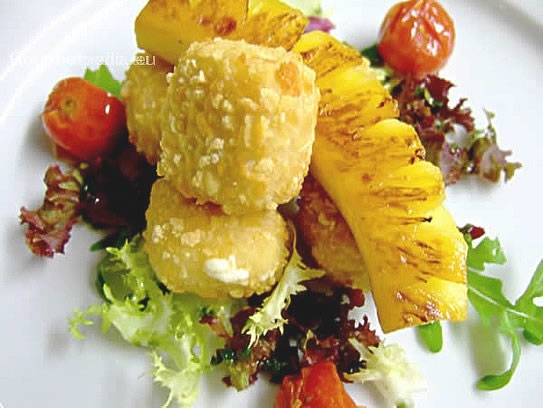Frittierter Feta-Käse mit gebratener Ananas auf Salat