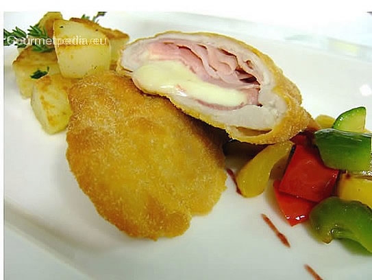 Escalope de ternera Cordon bleu con patatas salteadas y verduras