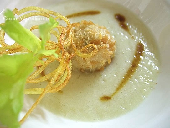 Potage crème de céleri avec quenelle de dinde frite