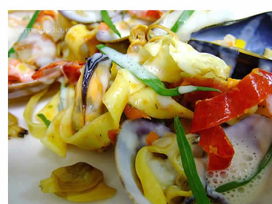 Tallarines con mejillones con salsa de vino blanco