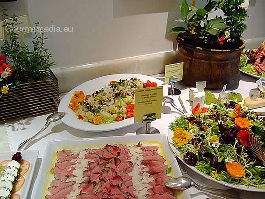 Ensalada de patatas con berros, ensalada de verano a las hierbas frescas y flores, rosbif en nido de hierbas y mostaza