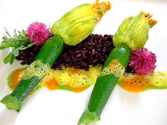 Fleurs de courgettes à la vapeur, farcis aux couscous sur riz venere