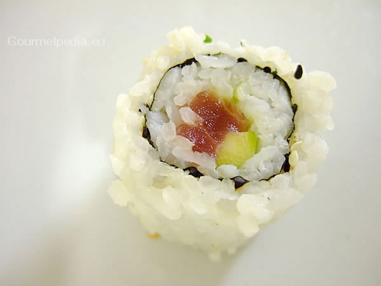 Ura-Maki mit Thunfisch und Gurkenstreifen