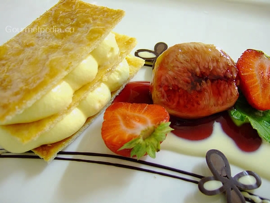 Caramelized millefeuille with white chocolate mousse and fig in red wine