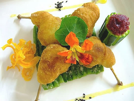 Coscie di quaglie ripieni e fritti su fagiolini verdi e cavolo rosso brasato in zucchini