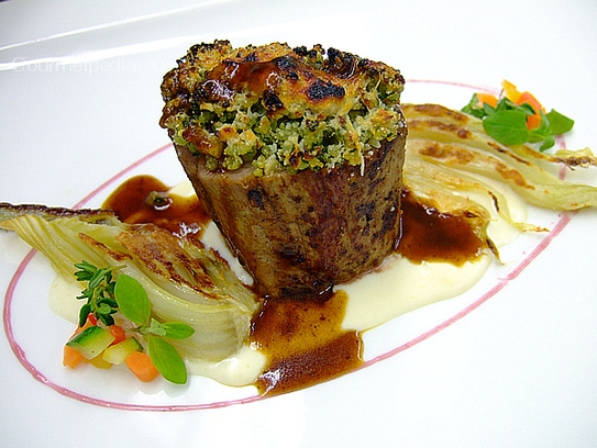 Filetto di cervo grigliato in crosta d’erbe e noci su crema di sedano rapa e finocchio sauté