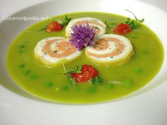 Potage crème de petits pois avec roulade de fromage frais en crêpes