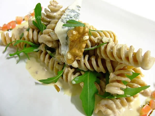 Fusilli integrali alle noci e rucola in salsa al gorgonzola