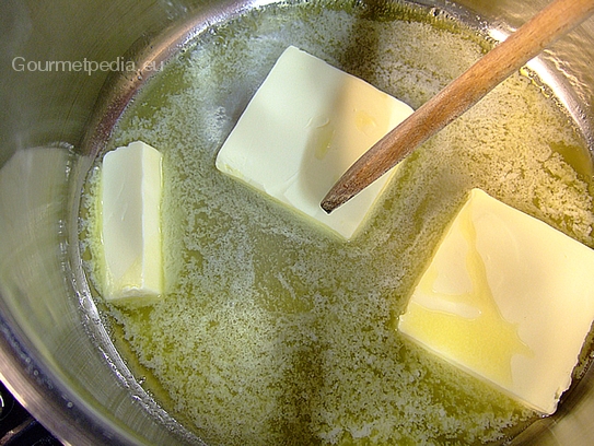 Die Butter im Topf schmelzen