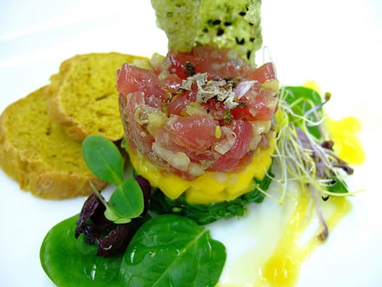 Tartara di tonno e mango su insalatina di zostera marinata con pane all'aglio e crescione