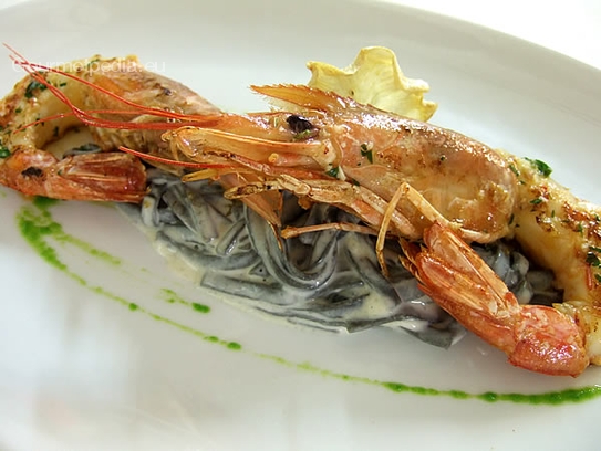 Tagliatelles noires à la citronnelle avec gambas grillés