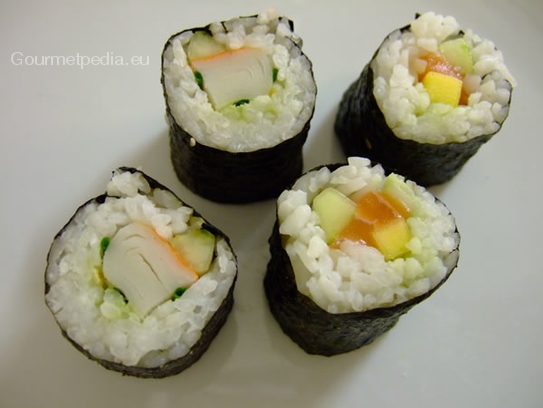 Maki-Sushi mit Thunfisch, Surimi, Lachs, Gurke, Avocado und Mango