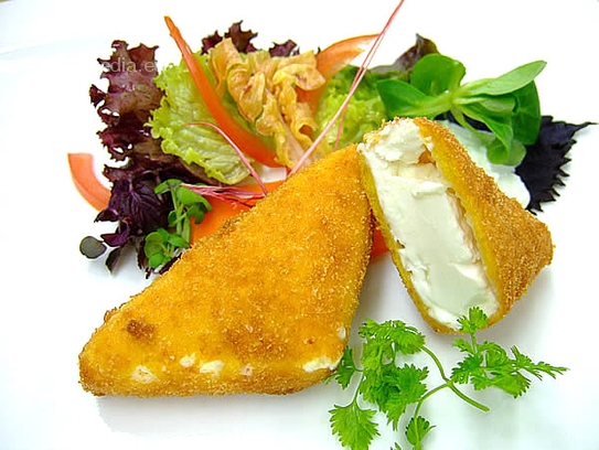 Fromage de chèvre pané et frit avec salades à la sauce Zaziki