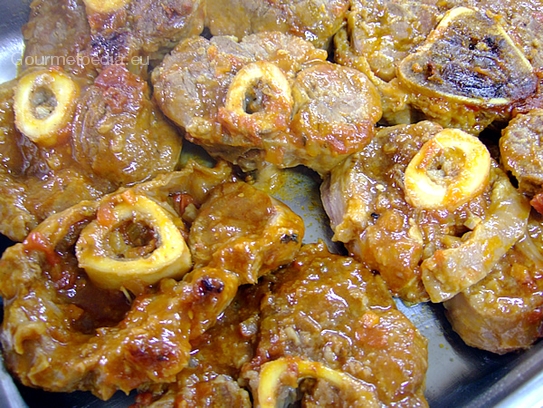 Die geschmorten Ossobuchi warm stellen